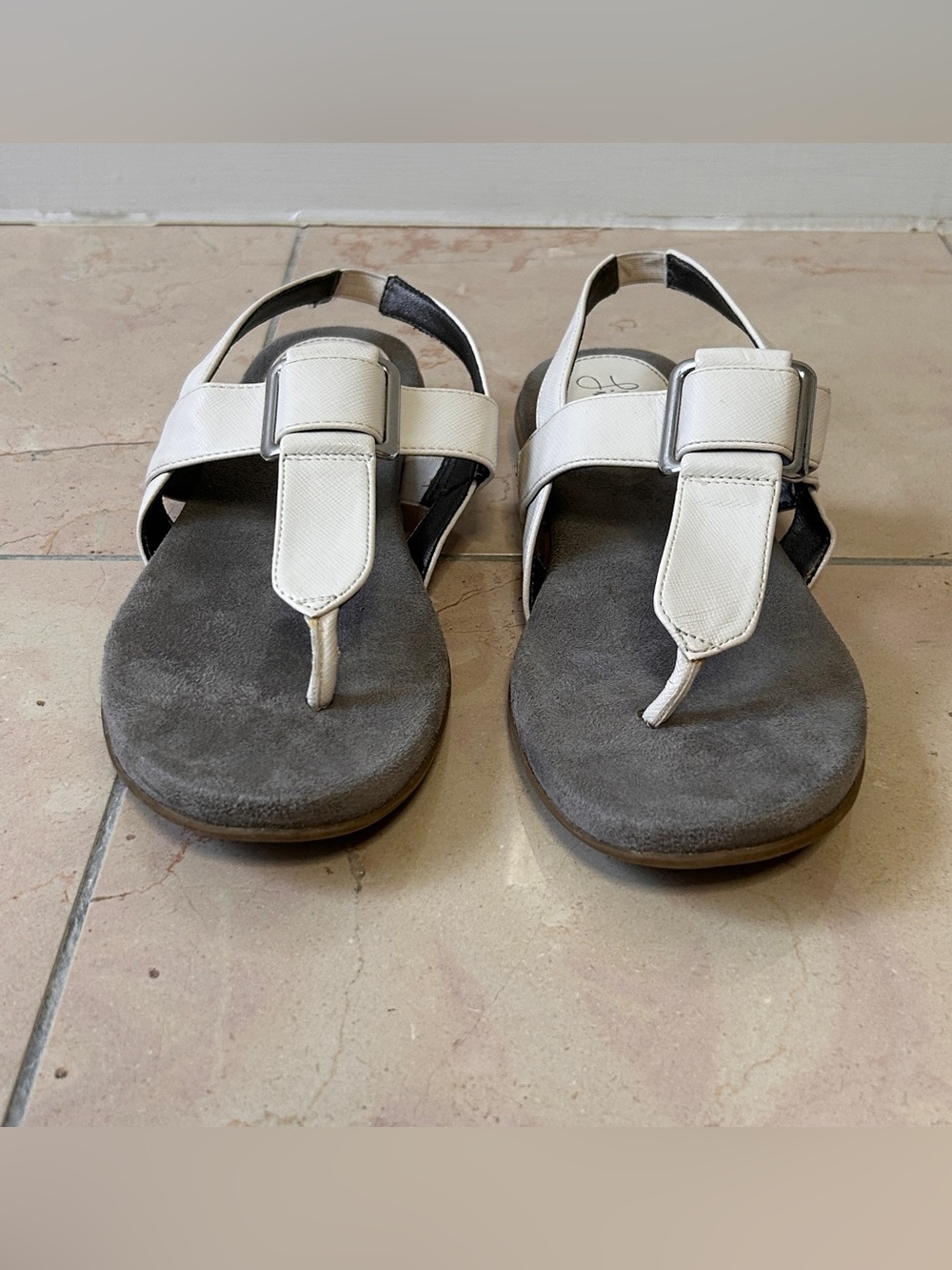 Life Stride white Strap Comfort Sandals Women’s size 7.5 Slip On *Flaw